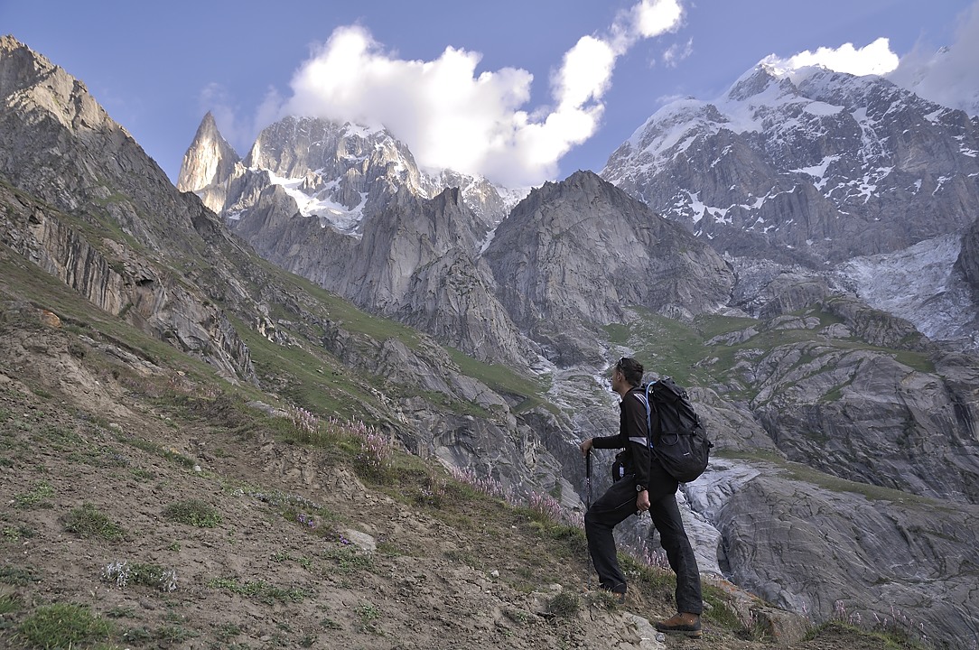 120802-064958.jpg - Montée au Hon Pass : Bubulimating & Hunza Peak au fond
