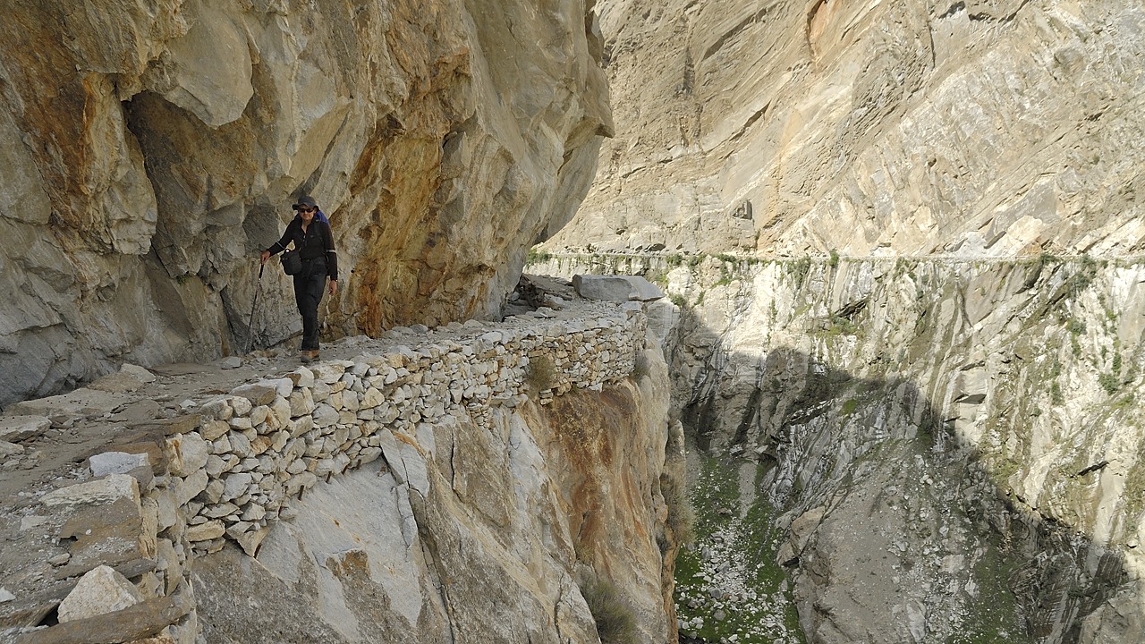 120802-153549.jpg - Descente à Karimabad le long de l'aqueduc
