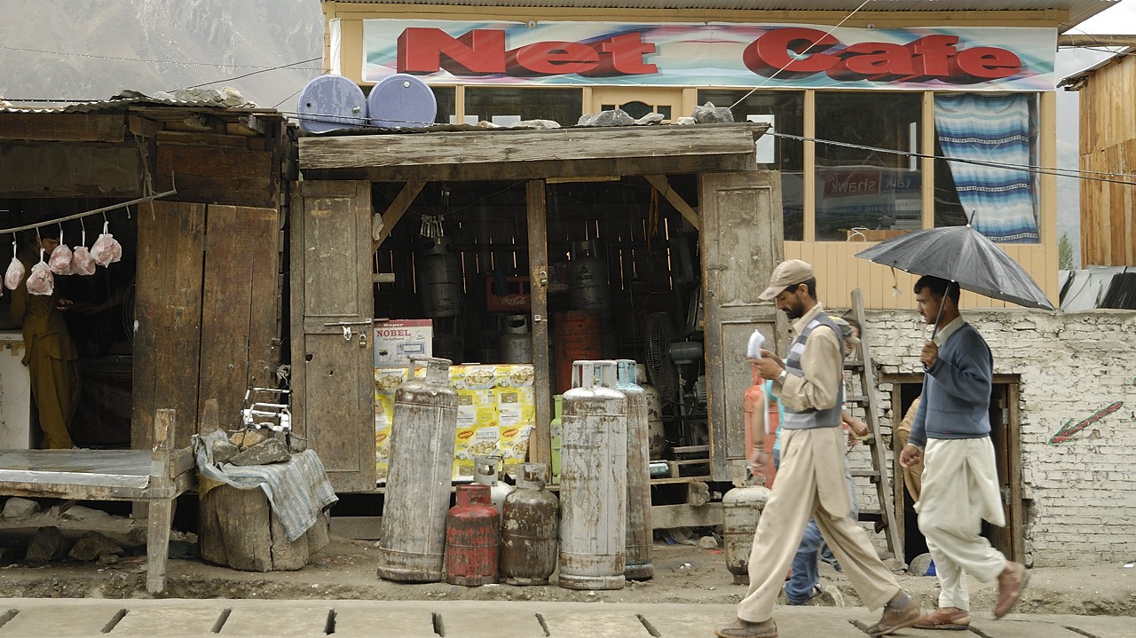 120804-110207.jpg - Alliabad : Internet café