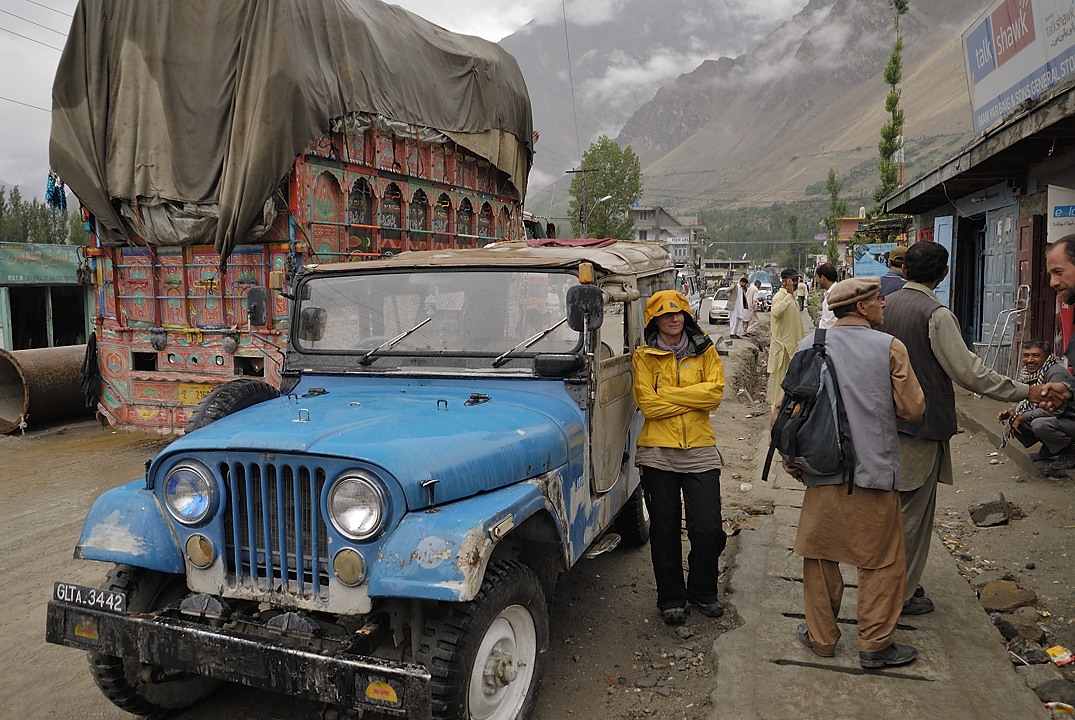 120804-110227.jpg - Alliabad, attente que le taxi se remplisse