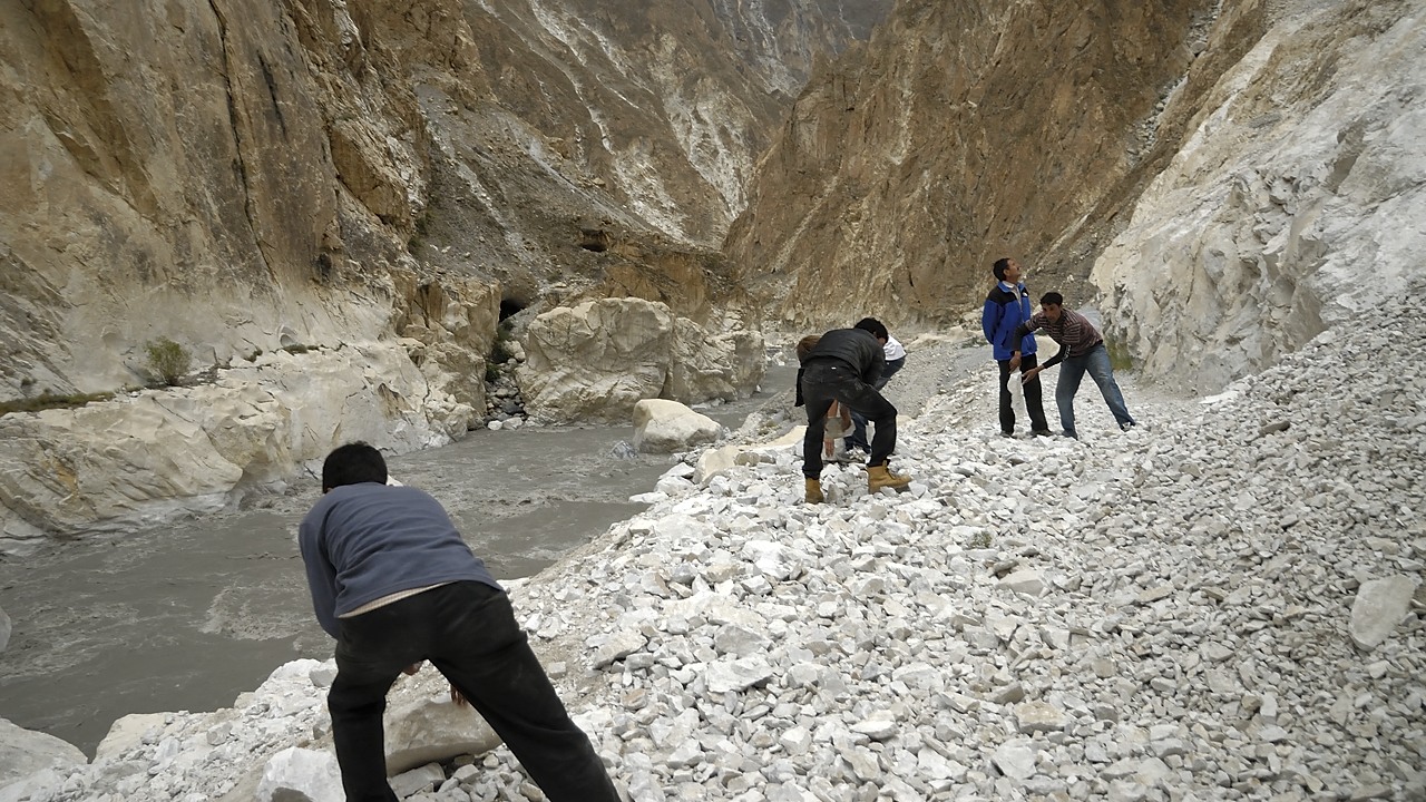 120805-172710.jpg - Déblaiement de la route en gardant un oeil sur l'amont