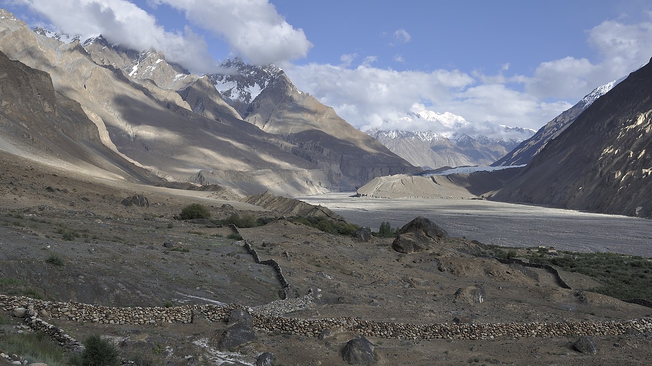 120806-165217.jpg - Vallée de Shimshal, vers l'amont ; glacier de Yazgil
