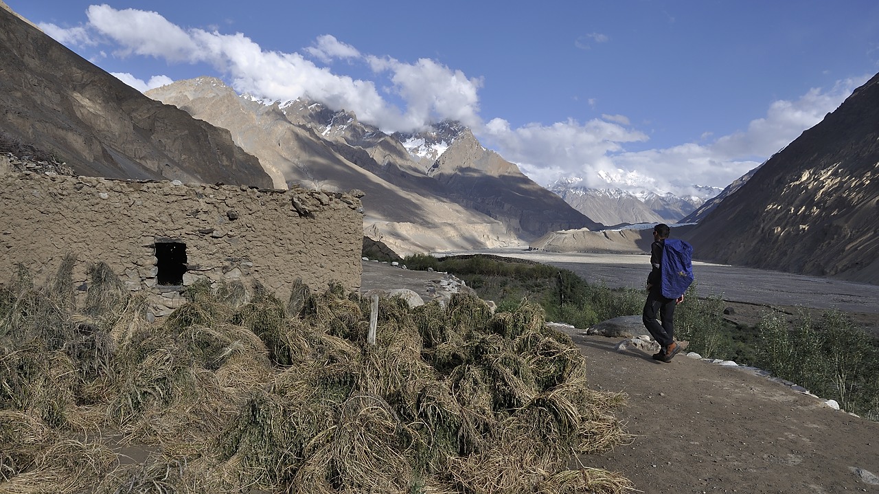 120806-165714.jpg - Vallée de Shimshal, vers l'amont ; glacier de Yazgil