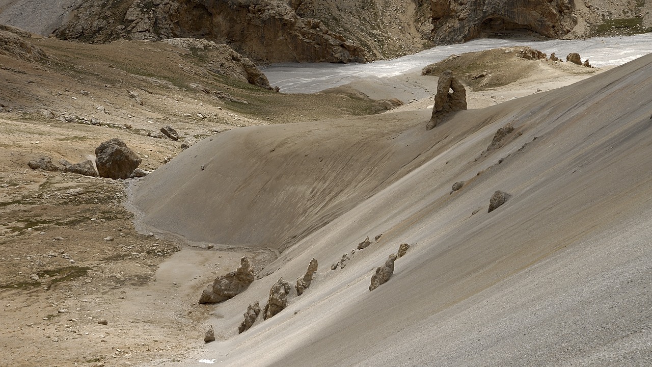 120810-121244.jpg - Avant la remontée vers le sommet 5024 m, vue vers l'Est