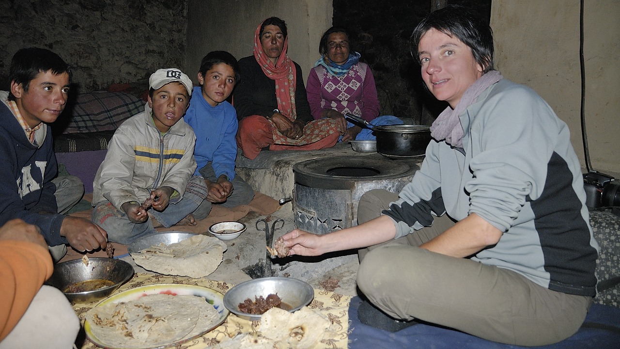 120810-201844.jpg - Diner chez Karim Farman avec sa tante (Bibi Najaf) et soeur (Rohat) au fond