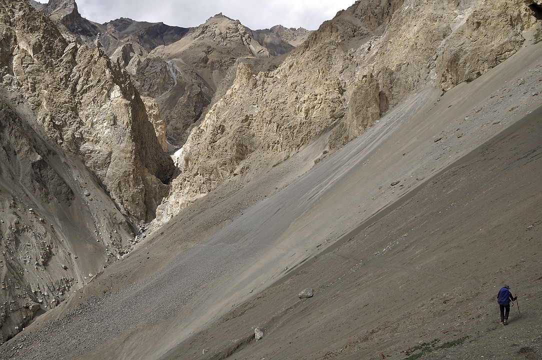 120812-141733.jpg - Descente du Schachmick Pass sur Yarzeen