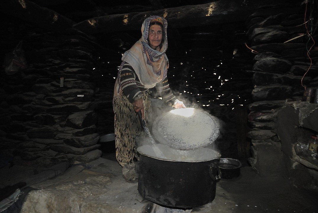 120817-112106.jpg - Famille à Avduzhi : Safar Nana, mère de Mohamed Ali (gamin de 2 ans), femme de Mohamed Wafa (rencontré après en chemin). Bibi Sultana (soeur de Farman Ullah), mère de Piar Ali (gamin de 10 ans). Morad Bigim (la plus vieille).