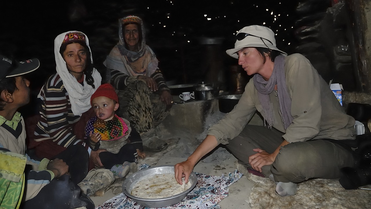 120817-114828.jpg - Famille à Avduzhi : Safar Nana, mère de Mohamed Ali (gamin de 2 ans), femme de Mohamed Wafa (rencontré après en chemin). Bibi Sultana (soeur de Farman Ullah), mère de Piar Ali (gamin de 10 ans). Morad Bigim (la plus vieille).