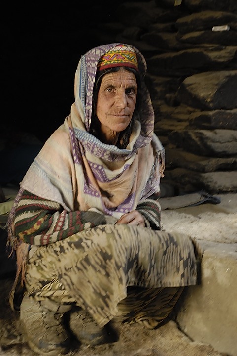 120817-121635.jpg - Famille à Avduzhi : Safar Nana, mère de Mohamed Ali (gamin de 2 ans), femme de Mohamed Wafa (rencontré après en chemin). Bibi Sultana (soeur de Farman Ullah), mère de Piar Ali (gamin de 10 ans). Morad Bigim (la plus vieille).
