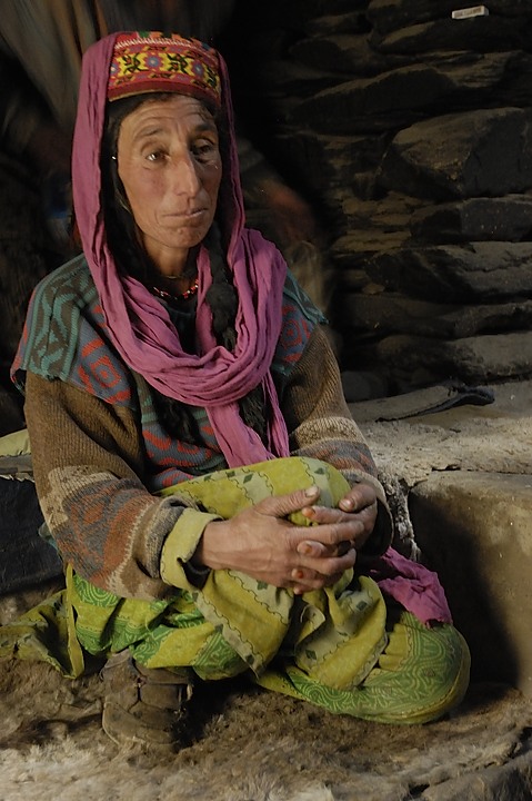 120817-121713.jpg - Famille à Avduzhi : Safar Nana, mère de Mohamed Ali (gamin de 2 ans), femme de Mohamed Wafa (rencontré après en chemin). Bibi Sultana (soeur de Farman Ullah), mère de Piar Ali (gamin de 10 ans). Morad Bigim (la plus vieille).