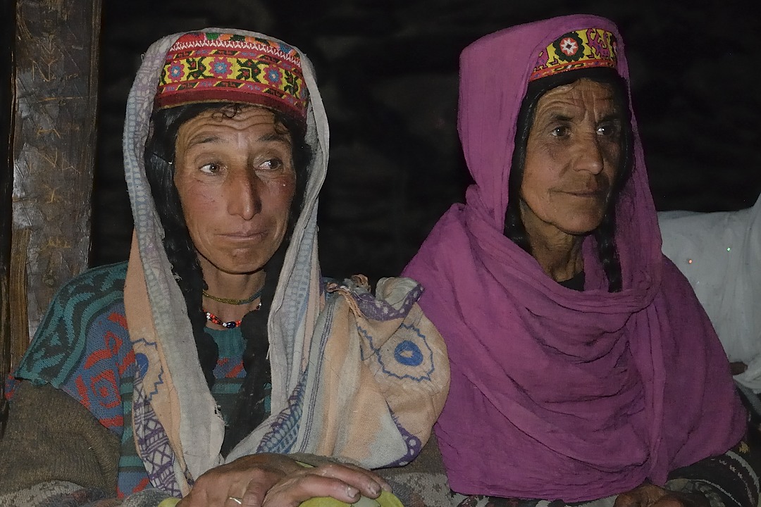 120817-121920.jpg - Famille à Avduzhi : Safar Nana, mère de Mohamed Ali (gamin de 2 ans), femme de Mohamed Wafa (rencontré après en chemin). Bibi Sultana (soeur de Farman Ullah), mère de Piar Ali (gamin de 10 ans). Morad Bigim (la plus vieille).