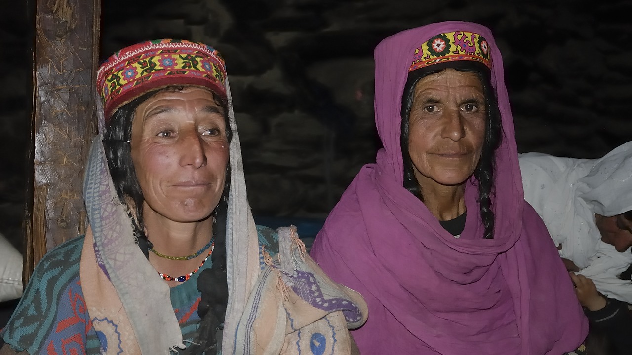 120817-121946.jpg - Famille à Avduzhi : Safar Nana, mère de Mohamed Ali (gamin de 2 ans), femme de Mohamed Wafa (rencontré après en chemin). Bibi Sultana (soeur de Farman Ullah), mère de Piar Ali (gamin de 10 ans). Morad Bigim (la plus vieille).