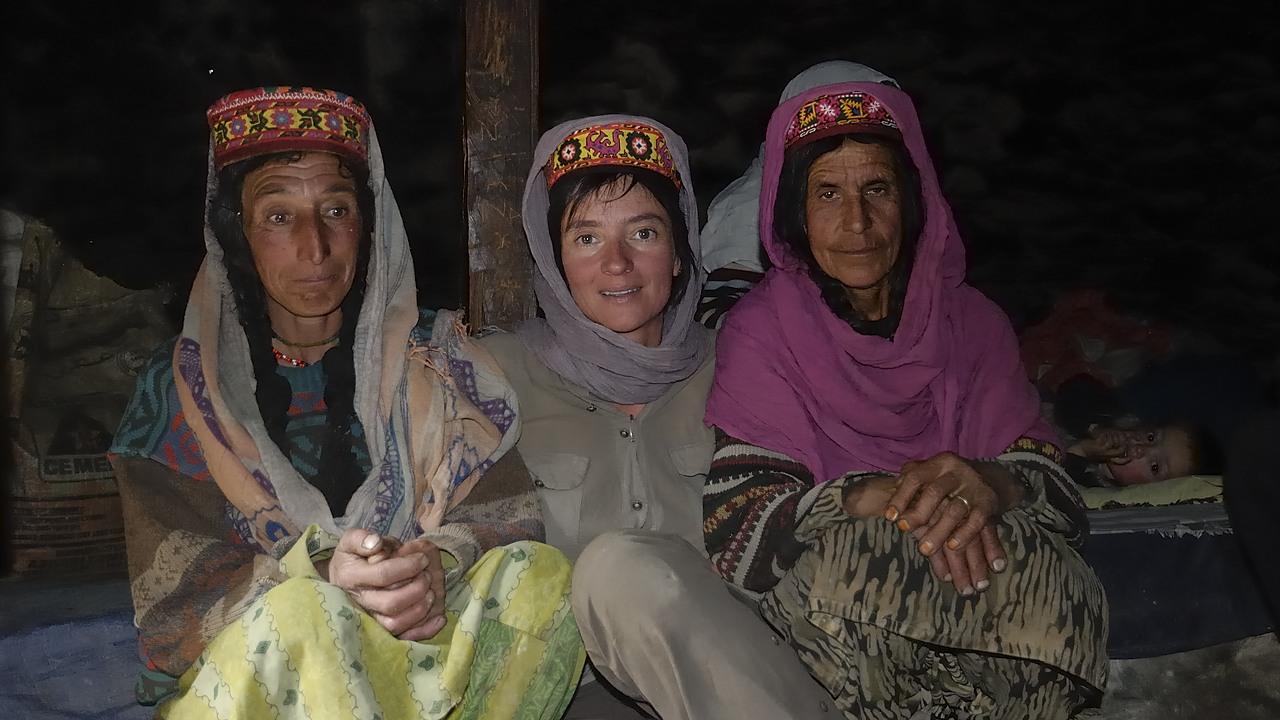 120817-122107.jpg - Famille à Avduzhi : Safar Nana, mère de Mohamed Ali (gamin de 2 ans), femme de Mohamed Wafa (rencontré après en chemin). Bibi Sultana (soeur de Farman Ullah), mère de Piar Ali (gamin de 10 ans). Morad Bigim (la plus vieille).