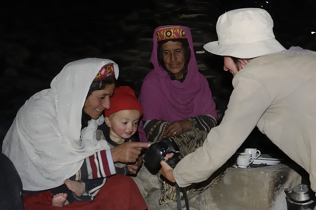 120817-122504.jpg - Famille à Avduzhi : Safar Nana, mère de Mohamed Ali (gamin de 2 ans), femme de Mohamed Wafa (rencontré après en chemin). Bibi Sultana (soeur de Farman Ullah), mère de Piar Ali (gamin de 10 ans). Morad Bigim (la plus vieille).
