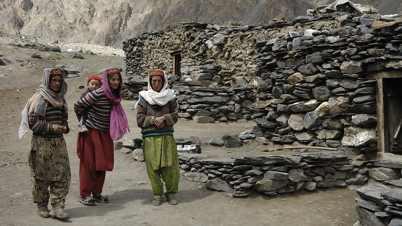 120817-124921.jpg - Famille à Avduzhi : Safar Nana, mère de Mohamed Ali (gamin de 2 ans), femme de Mohamed Wafa (rencontré après en chemin). Bibi Sultana (soeur de Farman Ullah), mère de Piar Ali (gamin de 10 ans). Morad Bigim (la plus vieille).