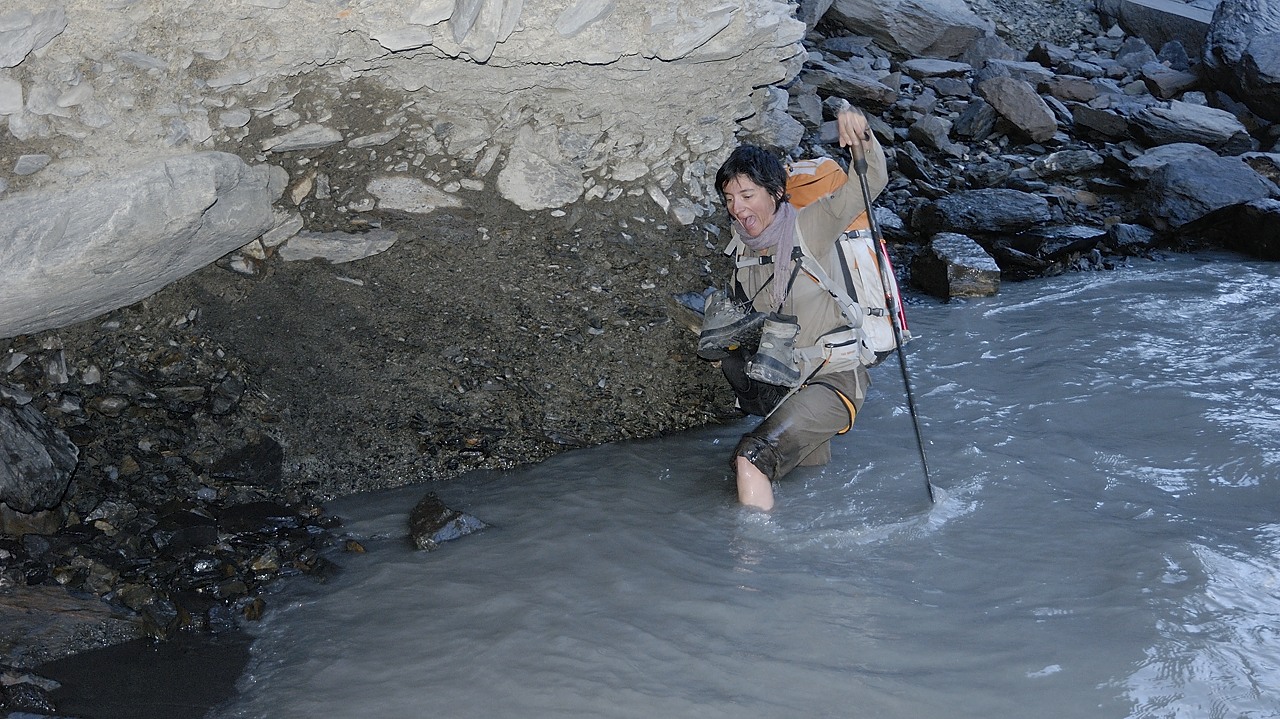 120818-054626.jpg - Dans la rivière Ghuzherav pour atteindre le cable