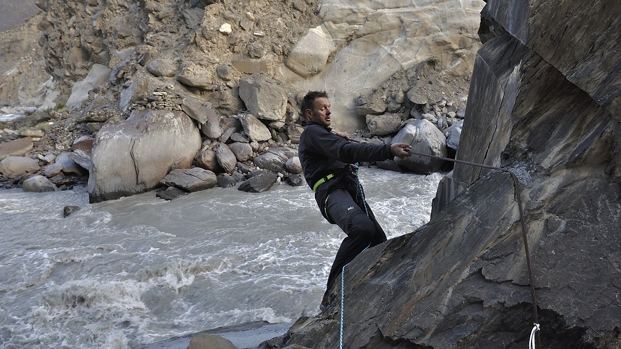 120818-060522.jpg - Traversée de la rivière Ghuzherav sur le cable