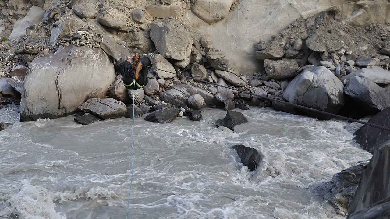 120818-060601.jpg - Traversée de la rivière Ghuzherav sur le cable