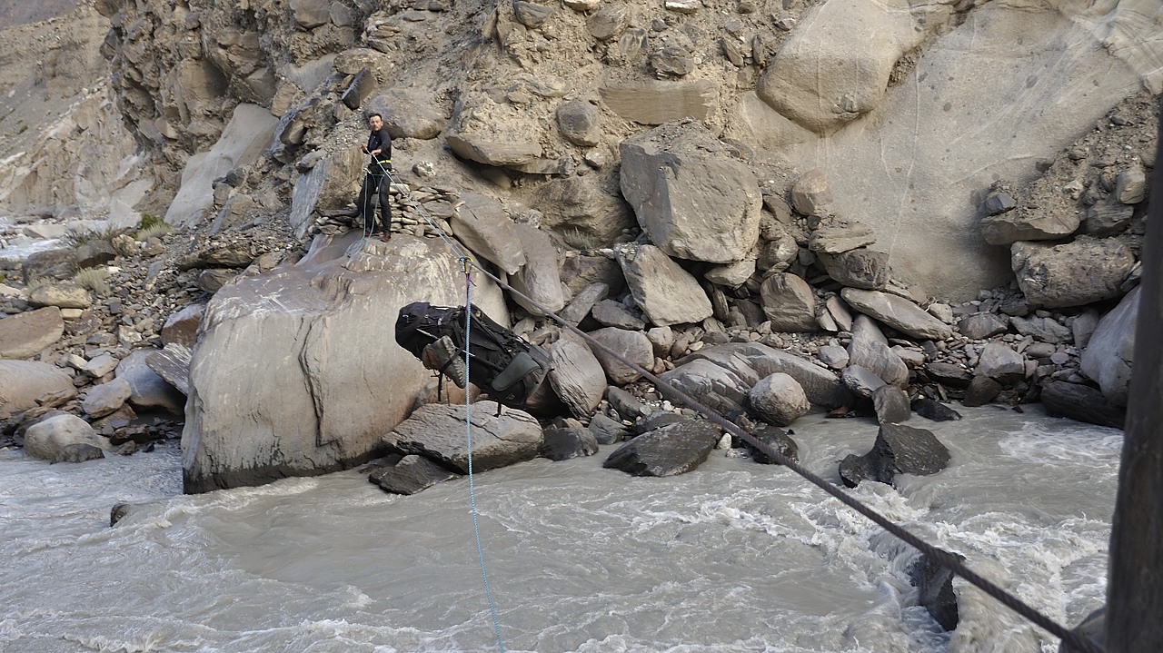 120818-061235.jpg - Traversée de la rivière Ghuzherav sur le cable