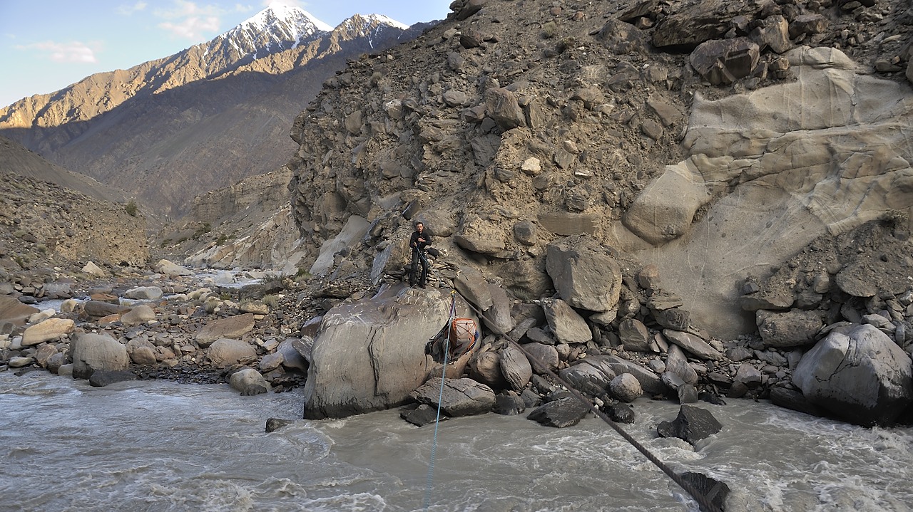 120818-061727.jpg - Traversée de la rivière Ghuzherav sur le cable