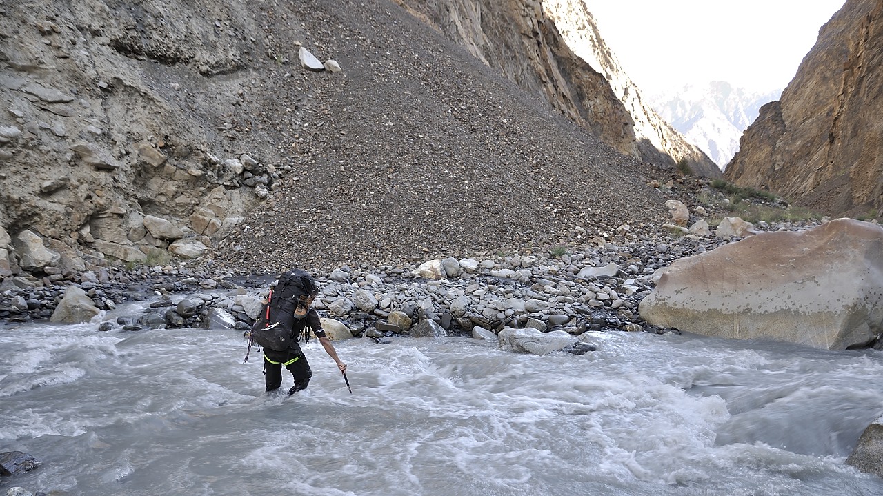 120818-080943.jpg - Traversée à gué de la rivière Ghuzherav sur le cable