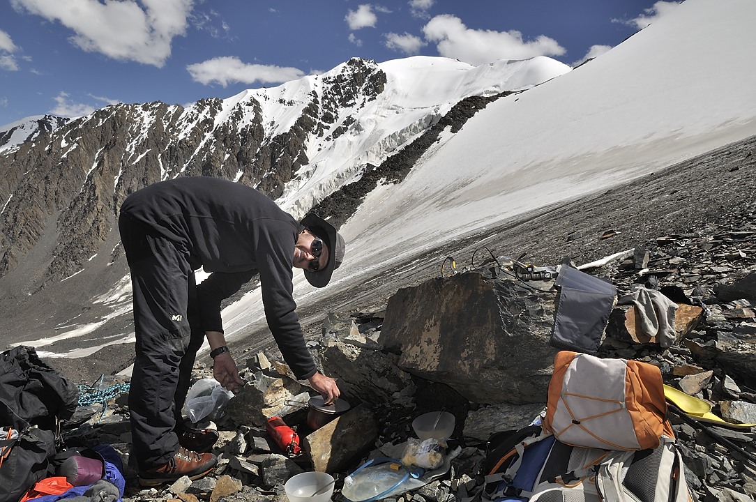 120819-135050.jpg - Descente côté Nord du Chafchingol, pause déjeuner