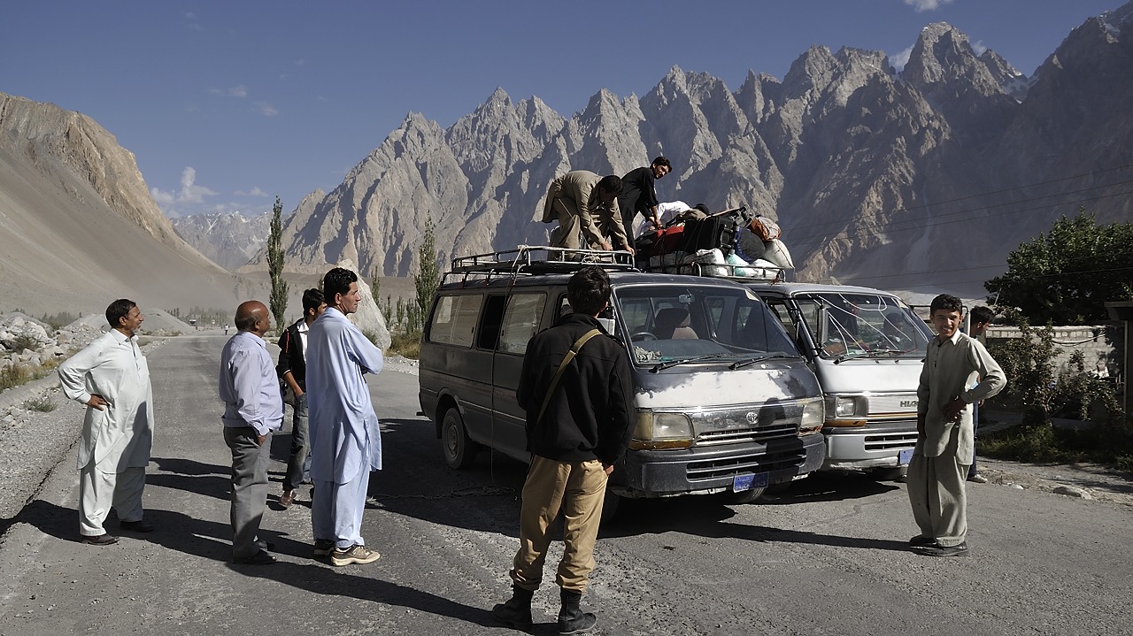 120821-081008.jpg - Bus en panne, on change