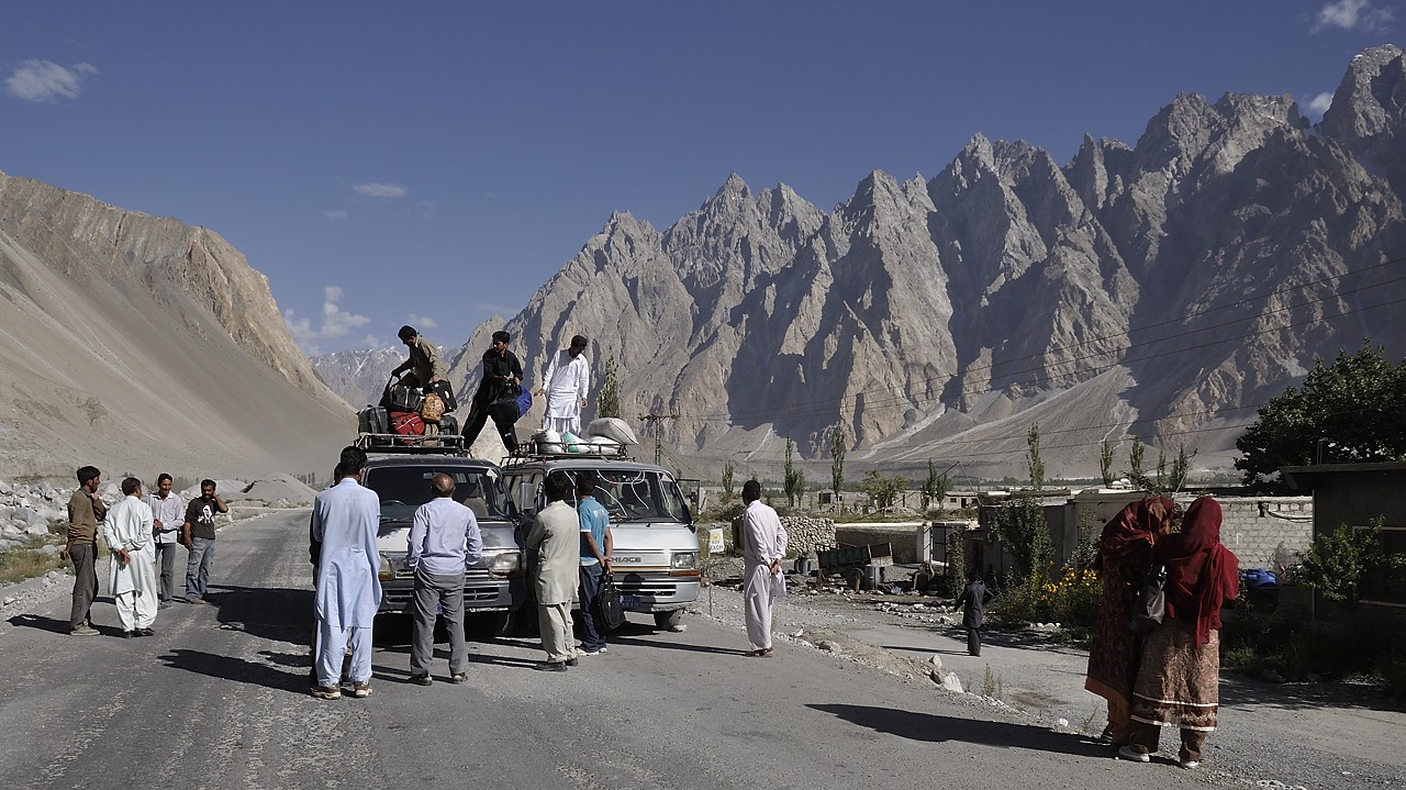 120821-081200.jpg - Bus en panne, on change