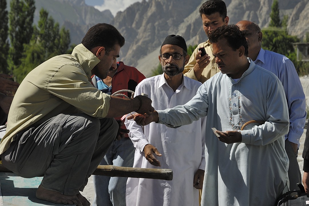 120821-092727.jpg - C'est le départ, on n'oublie pas de payer