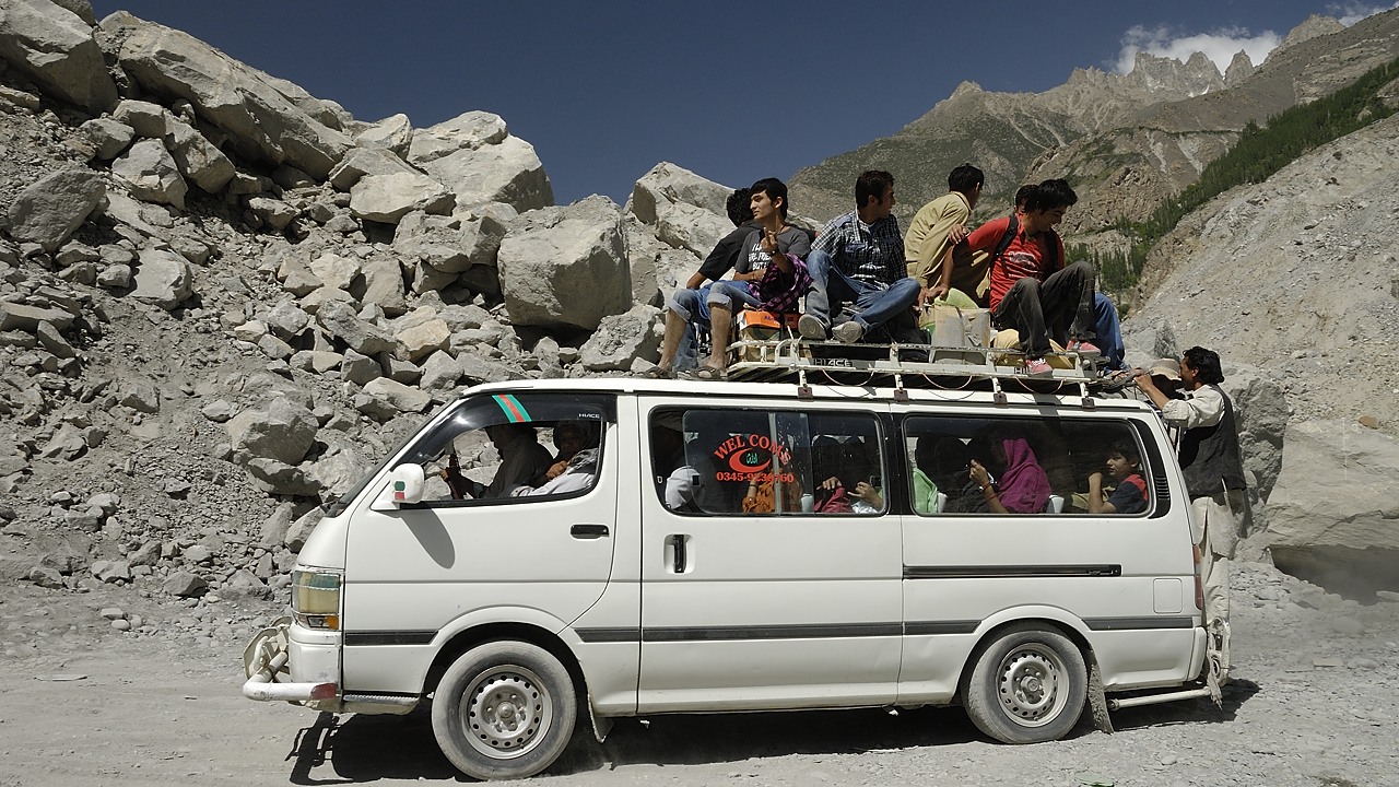 120821-103432.jpg - Chargement du minibus