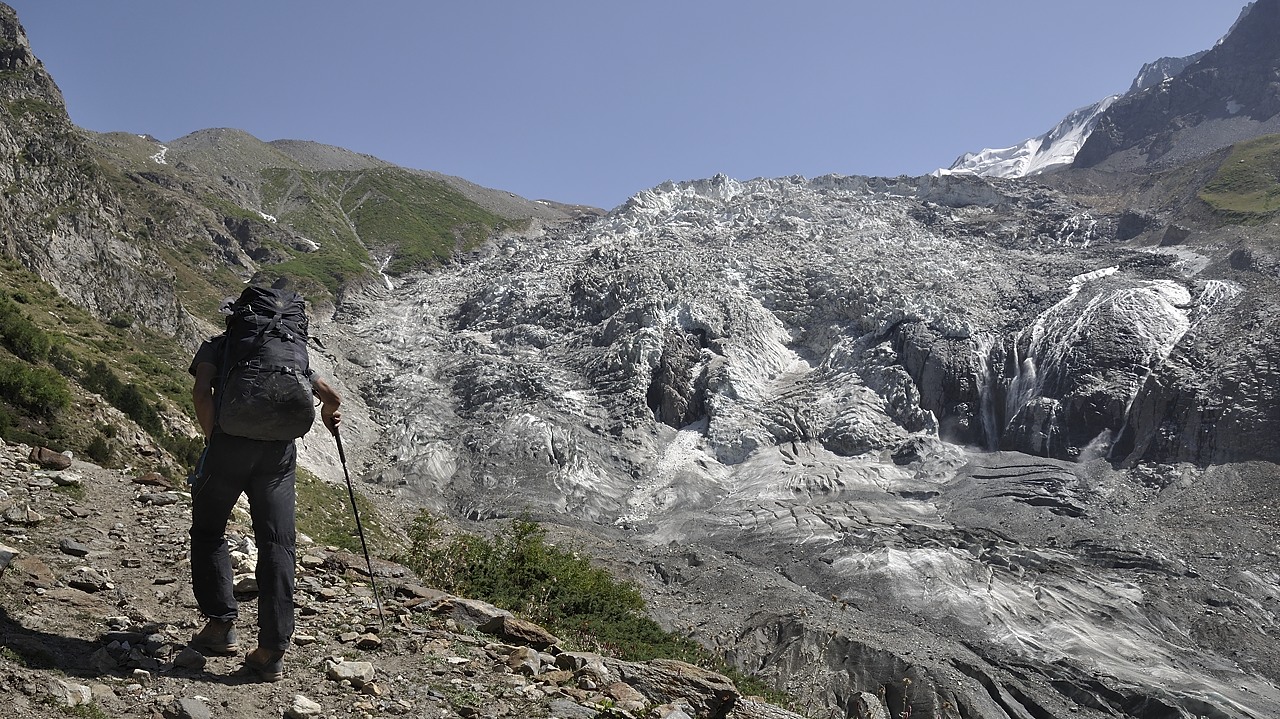 120822-141203.jpg - Montée à Chumar Bakor, glacier au fond de la vallée