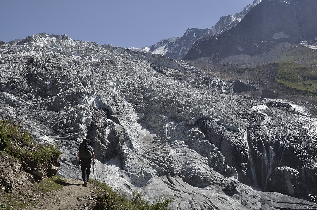 120822-142803.jpg - Montée à Chumar Bakor, glacier au fond de la vallée