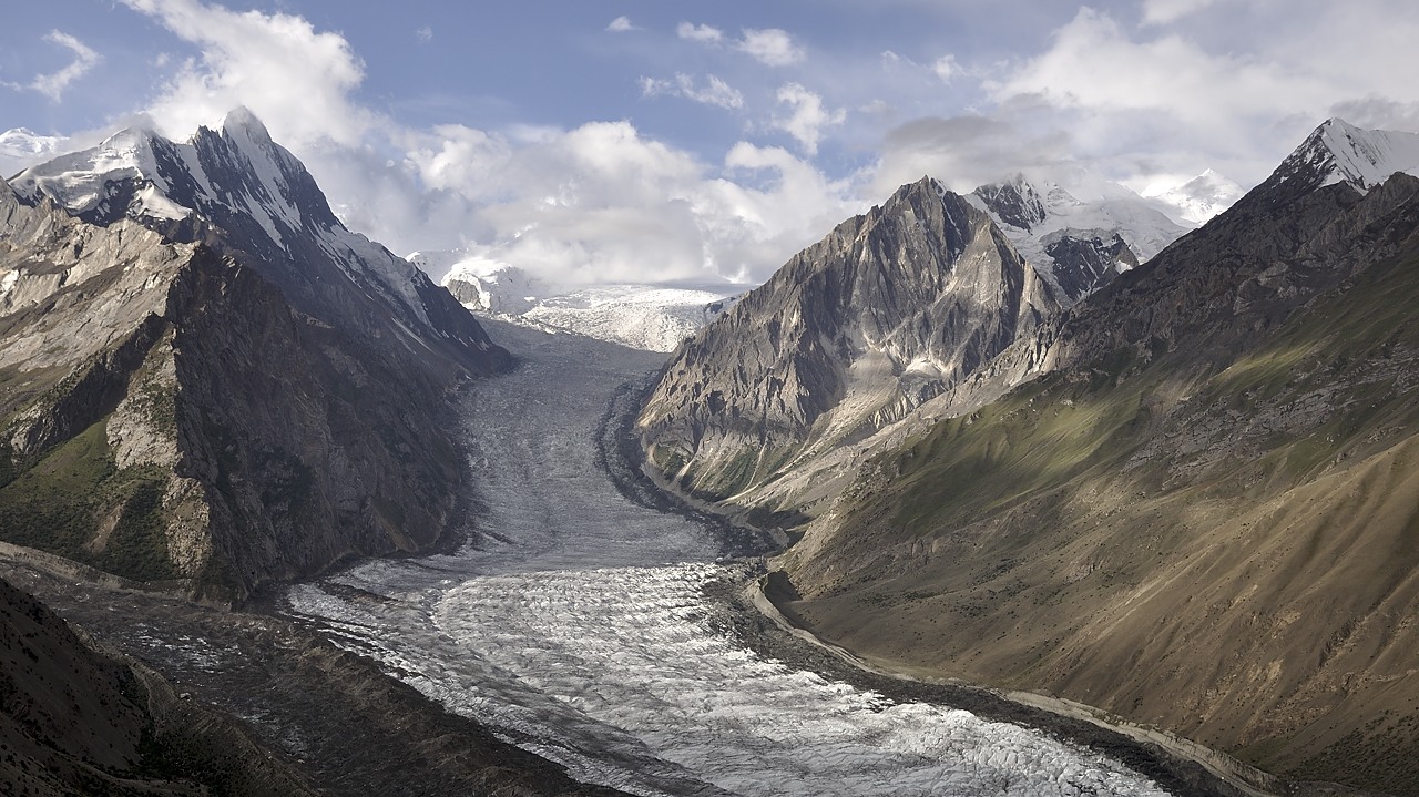 120825-070933.jpg - Montée au dessus de bericho Kor, vue sur le glacier Barpu