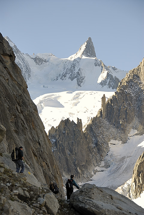 070909-18.jpg - Descente de la moraine rive gauche du Glacier de tal�fre en direction de Leschaux