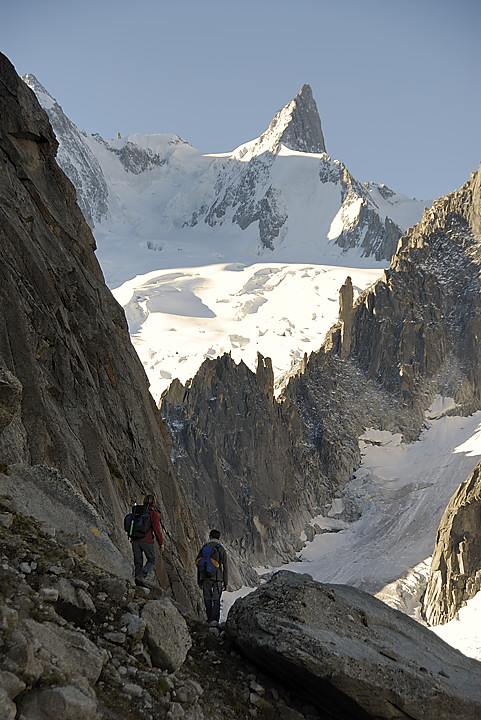 070909-19.jpg - Descente de la moraine rive gauche du Glacier de tal�fre en direction de Leschaux