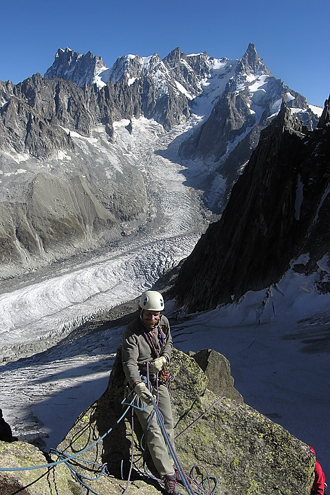 070915-28.jpg - Avant dernier relais dans la deuxi�me tour : des Grandes Jorasses � la Dent du G�ant