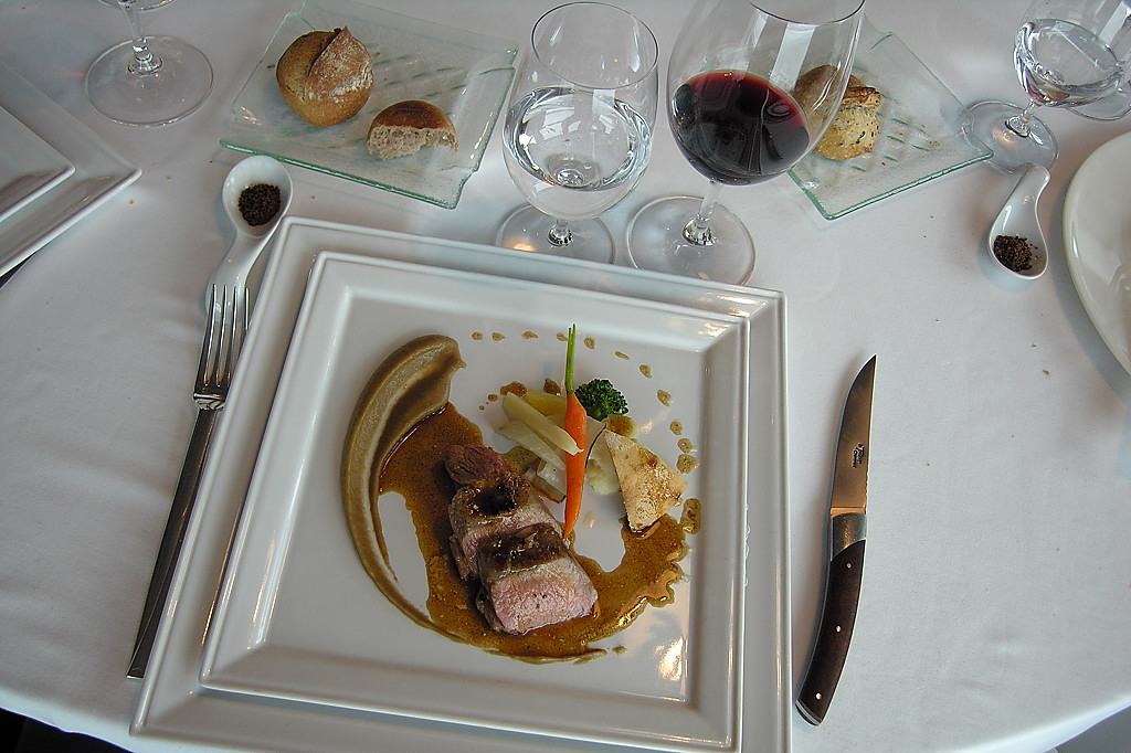 071215-22.jpg - Selle d'agneau cuite en cro�te de foin de cistre, pr�lin� de c�pes, fricot de l�gumes.