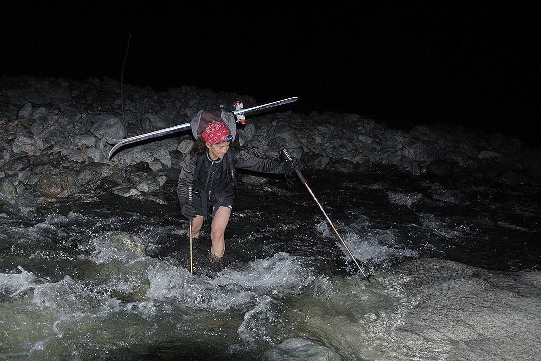 090517-01.jpg - Travers�e du Torrent de Celse Ni�re