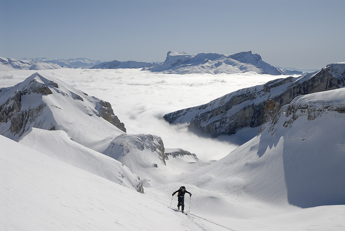 100207-11.jpg - Sortie du vallon de la Truchi�re,au fond, le Pic de Bure