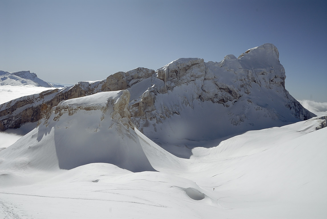 100207-12.jpg - Petit Ferrand, Les Pr�tres et la Demoiselle