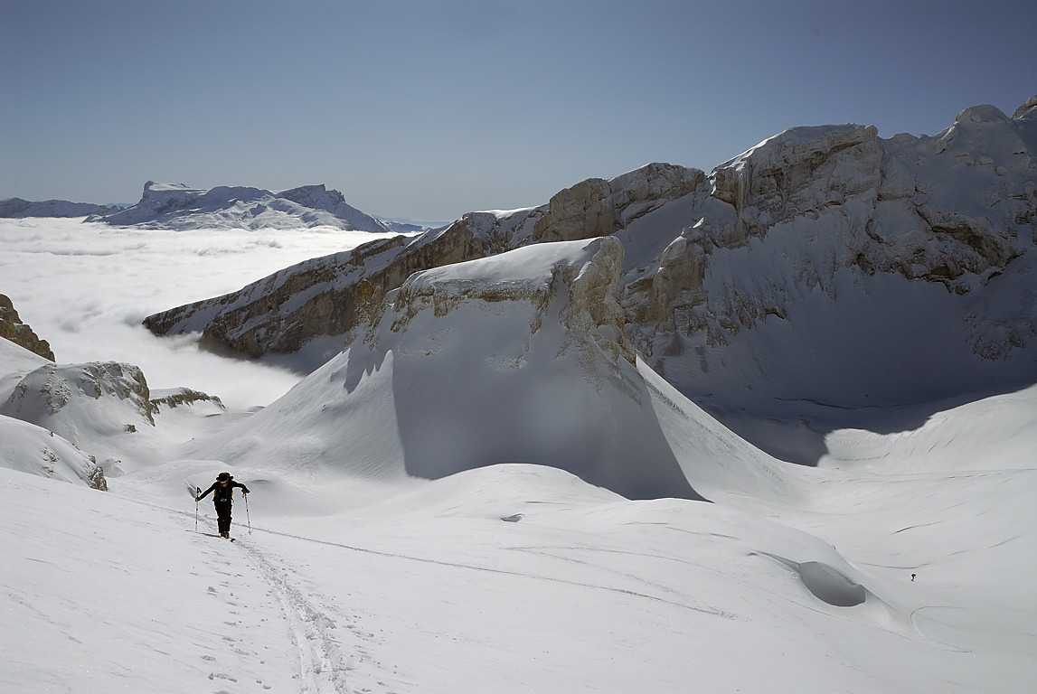 100207-13.jpg - Les Pr�tres et la Demoiselle, au fond, le Pic de Bure