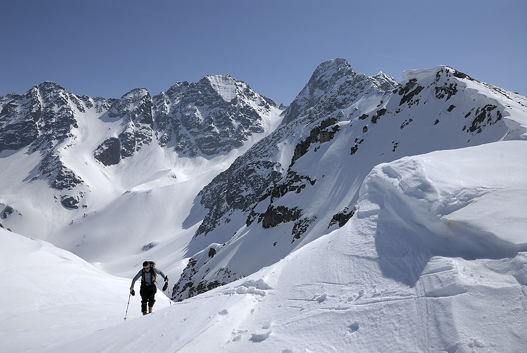 100410-13.jpg - Arriv�e � la br�che de la Gde Roche. Rocher Gris, Grande Valloire, Col d'Arguille.