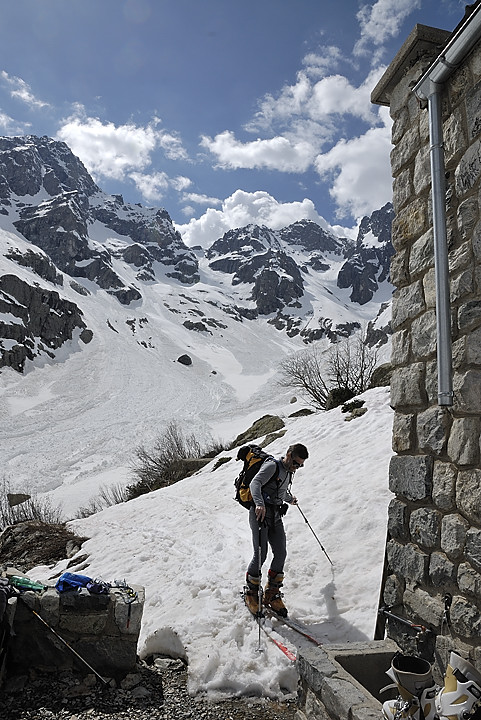 100522-17.jpg - Arriv�e au refuge des Bans, au fond le pas des Aupillous
