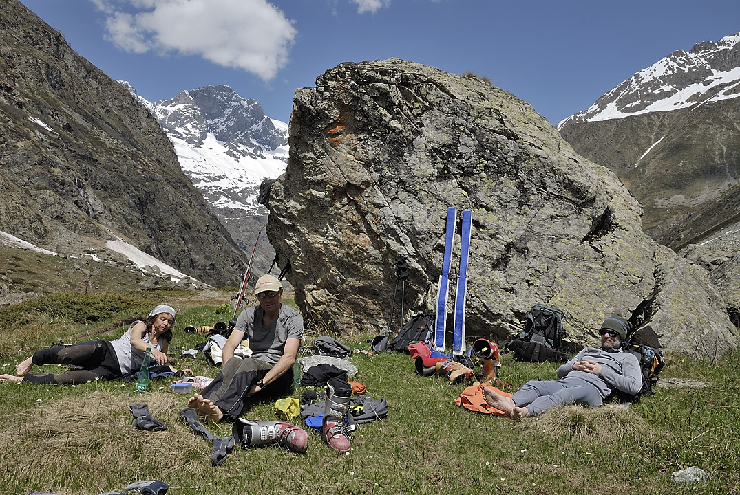 100523-12.jpg - Casse croute avant la mont�e � Vallonpierre