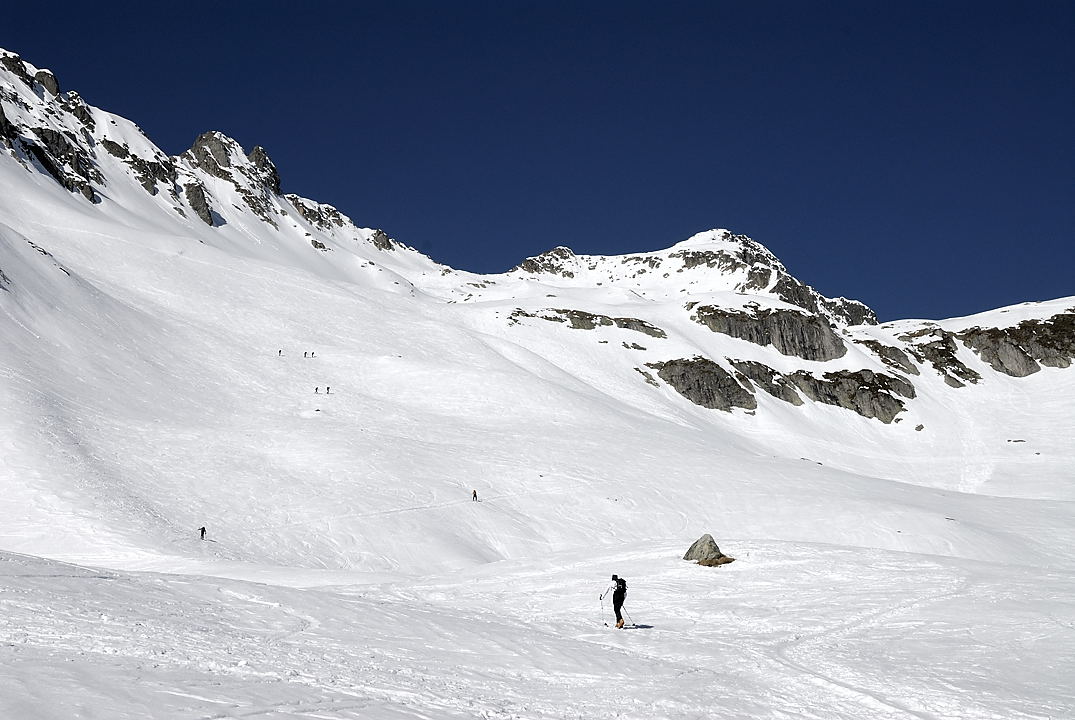 110129-05.jpg - Depuis la descente : quelques retardataires et le sommet (� droite)