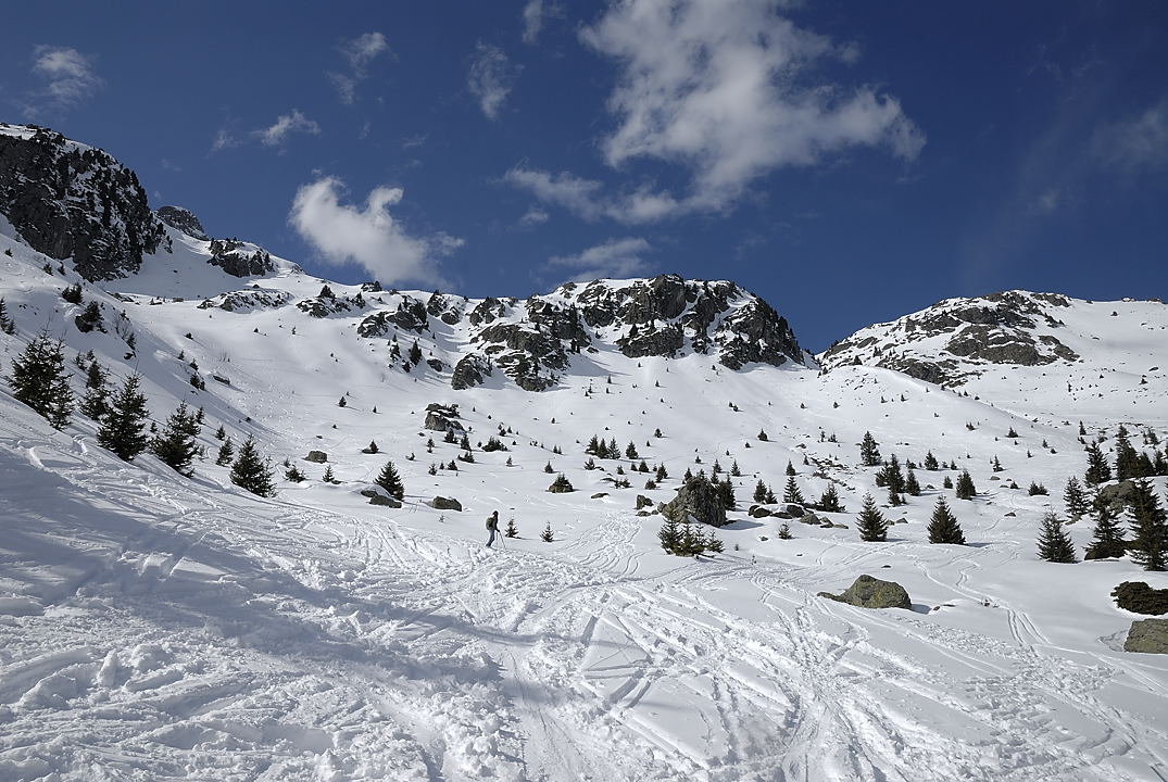 110304-14.jpg - Ensemble de l'itin�raire : mont�e au fond � droite, descente dans les pentes sur la gauche.