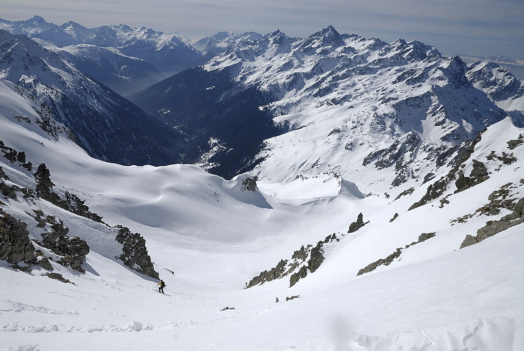 110305-06.jpg - Xavier dans la descente du couloir de la Belle Etoile