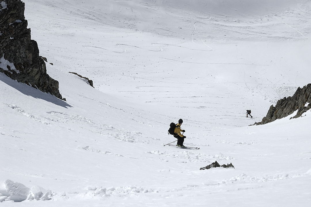 110305-07.jpg - Xavier dans la descente du couloir de la Belle Etoile