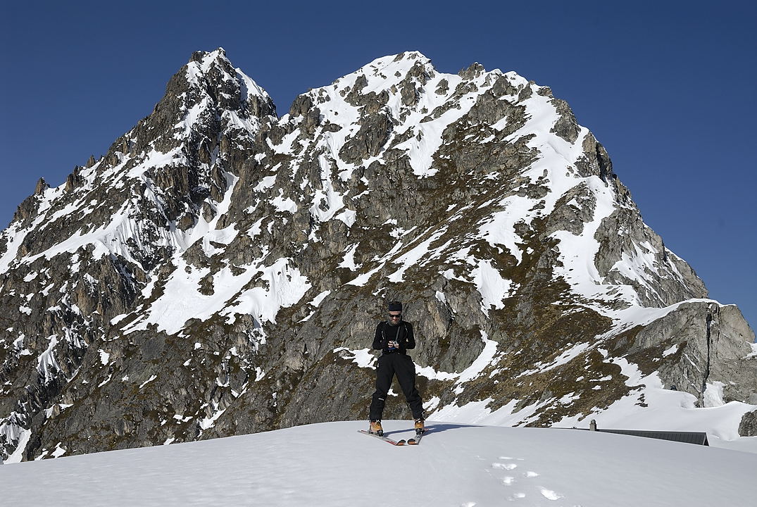 110326-01.jpg - Philippe devant le refuge du Grand Bec (le toit)