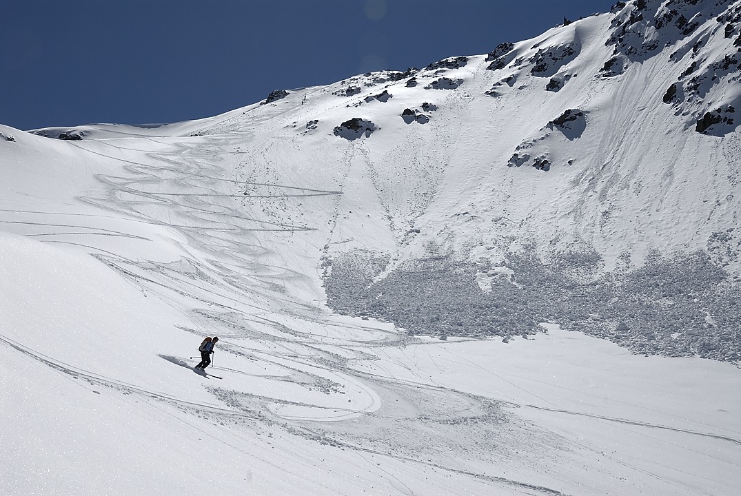 120503-120241.jpg - Un peu de poudreuse sous le sommet